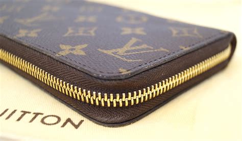 Louis Vuitton zippy wallet